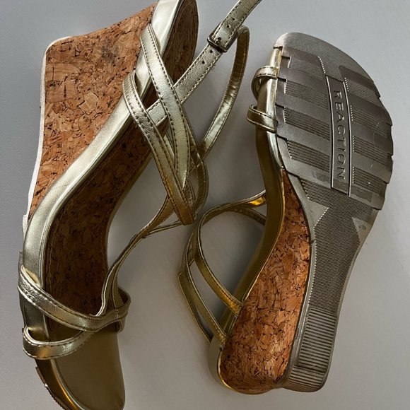 NWOT Kenneth Cole Gold Wedge Heels 8M - Picture 4 of 5